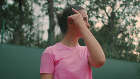 Ein-Mädchen-In-Einem-Rosa-T-Shirt-Mit-Einem-Tennisschläger-In-Der-Bereitschaftsposition